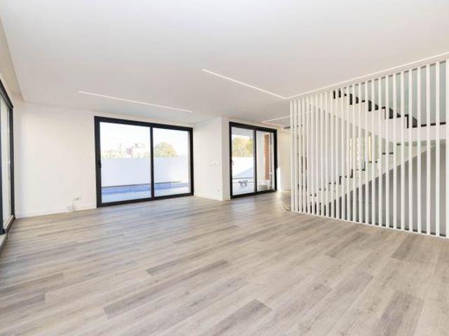 Moradia T5 Isolada de Linhas Modernas em Carcavelos