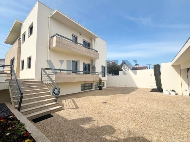 Moradia T5 Isolada de luxo no centro da Trofa