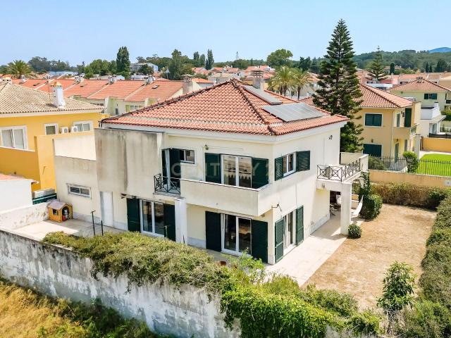 Moradia T5 isolada, implantada num lote de terreno com 466 m², situada numa zona residencial tranquila de Aldeia de Irmãos, em Azeitão