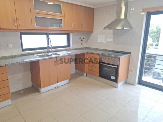 Moradia T5 Isolada no Feijó, Almada Espaço, Conforto e Localização Premium!