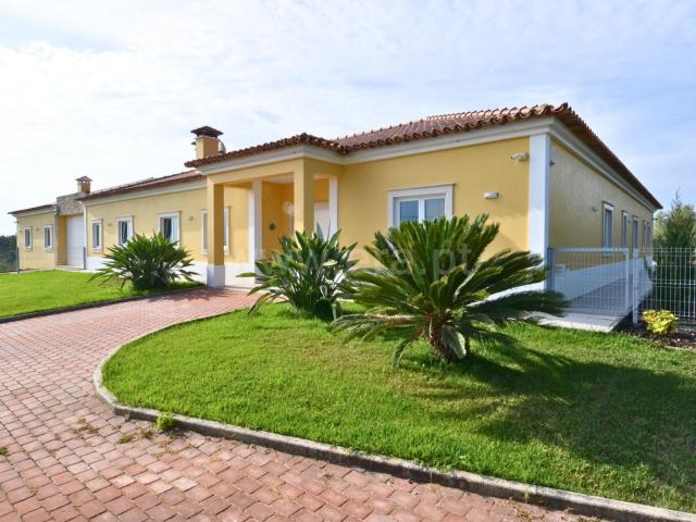 Moradia T5, localizada no coração do Ribatejo 300m² Romeira e Várzea