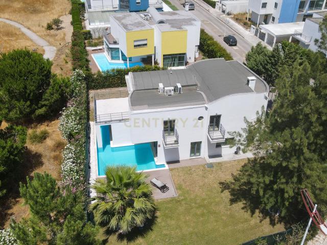 Moradia T5 para arrendamento no Palmela Village