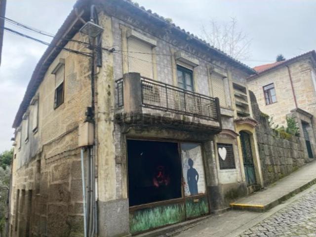 Moradia T5 para restaurar no centro histórico da cidade de Amarante