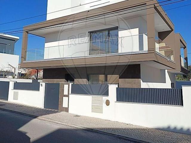 Moradia T5 à venda em Odivelas 400m² Odivelas