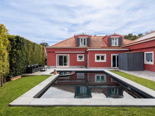 Moradia T5 para venda com piscina, anexo e terreno de 1.848 m² em Cascais