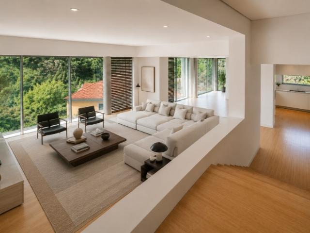 Moradia T5 para venda com piscina, jardim e amplas áreas, no Estoril
