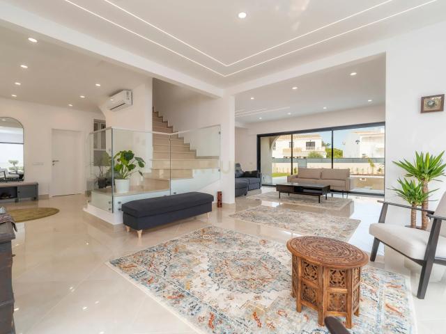 Moradia T5 | Piscina Aquecida | Totalmente Renovada | Gambelas