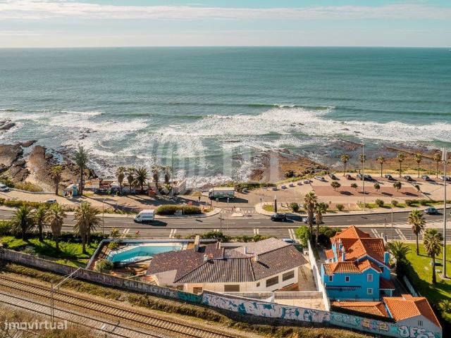 Moradia T5, primeira linha de mar, So Pedro do Estoril
