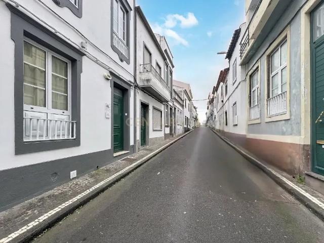 Moradia T5 Renovada no Centro de Ponta Delgada – Conforto, Estilo e Localização Premium!