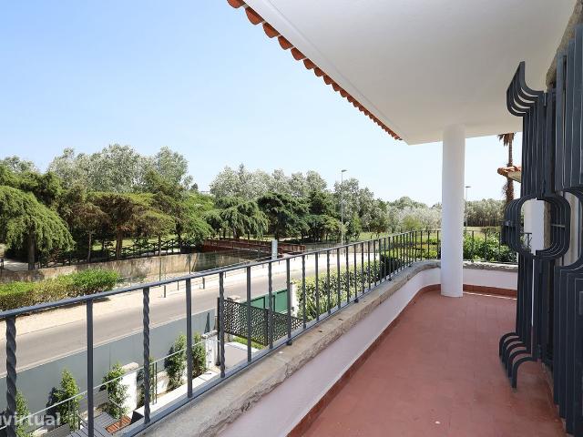 Moradia T5 renovada no Jardim da Quinta Real Caxias