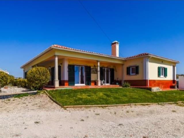 Moradia T5 renovada, com 265m2 de área bruta, em terreno com 2.975m2 na Cerca, Silveira, Torres Vedras