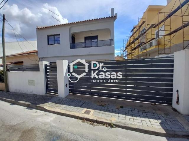 Moradia T5 renovada com terraço em Amora