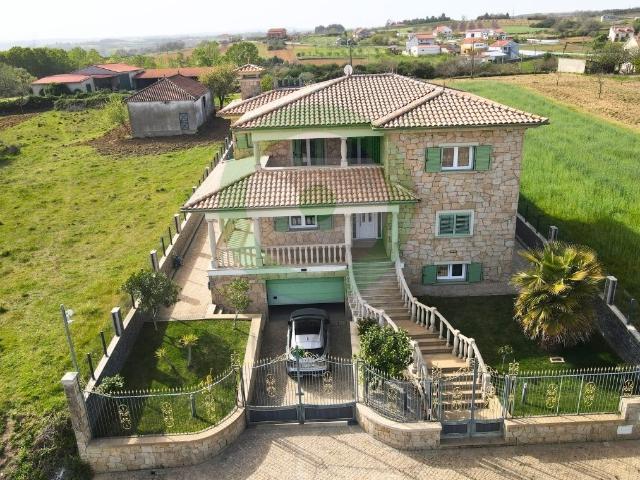 Moradia T5 situada em Sá