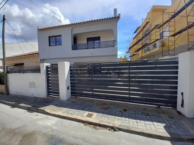 Moradia T5 Totalmente Remodelada, em Foros Amora, Com Terraço Generoso e um T2 completo com entrada independente p/ rentabilizar