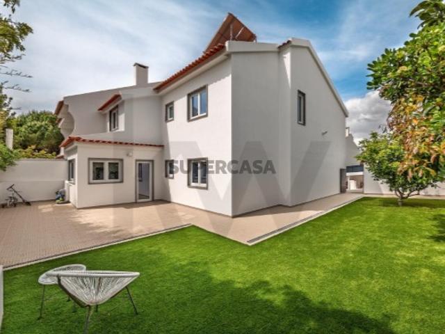 Moradia T5 totalmente remodelada em Sassoeiros Carcavelos