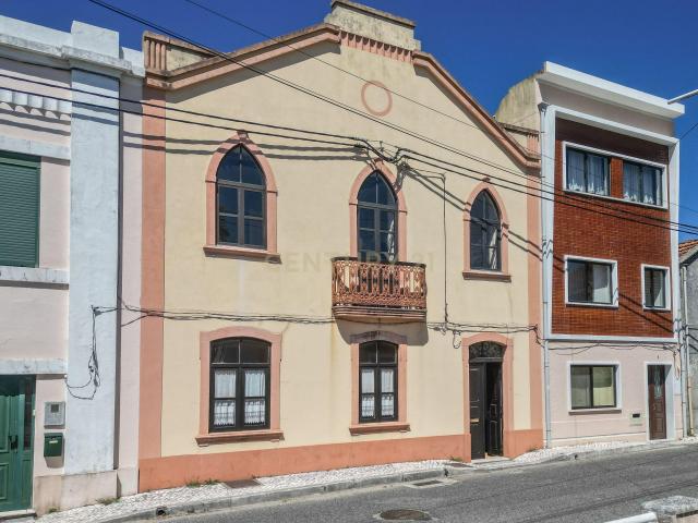 Moradia T5 Tradicional nas Alhadas com Potencial para Habitação ou Investimento