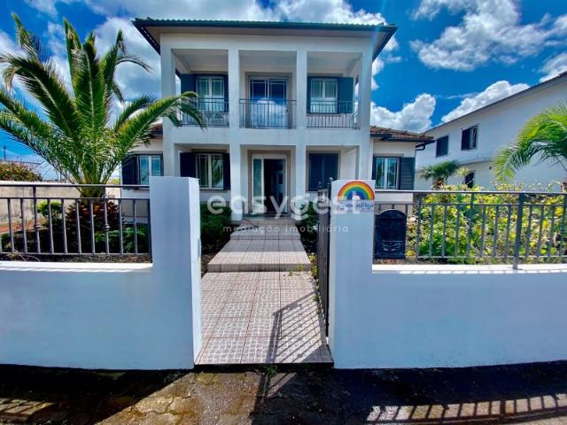 Moradia T5 com Potencial Turístico na Madalena, Ilha do Pico