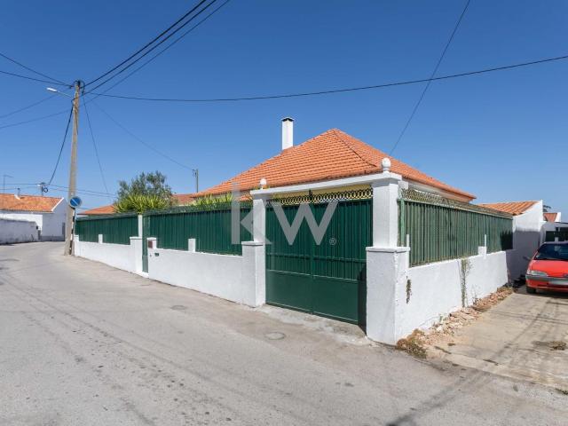 Moradia T5, com garagem, anexo e churrasqueira em Vila Nova da Caparica, Almada, Setúbal