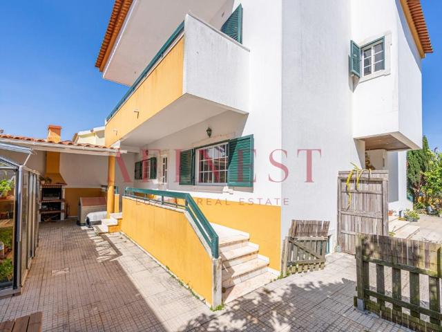 Moradia T5 + 1 Bem Localizada Em Mem Martins Sintra 198m² Algueirão Mem martins