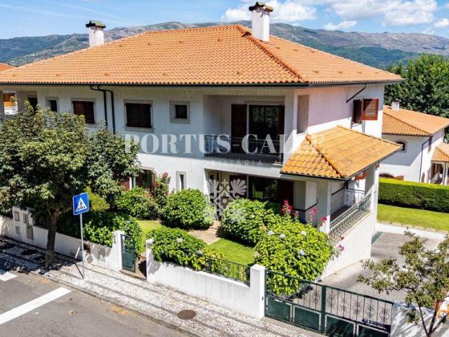 Moradia T5 | 26074092850