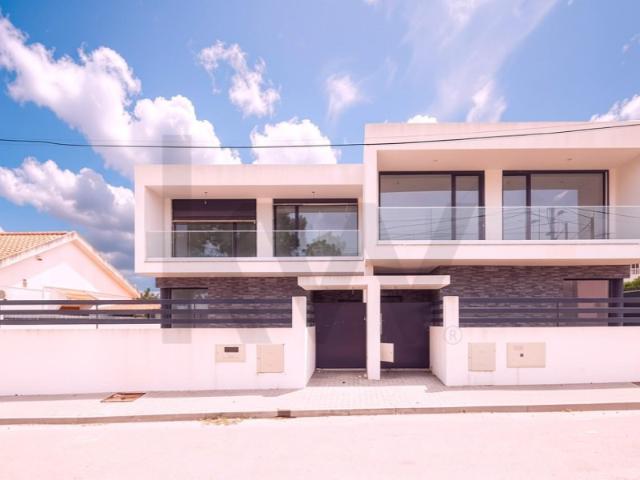 Moradia T5| 600 m² de Área Útil| Piscina| 900m2 de Terreno