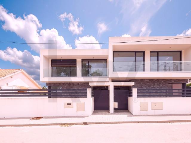 Moradia T5| 600 m² de Área Útil| Piscina| 900m2 de Terreno