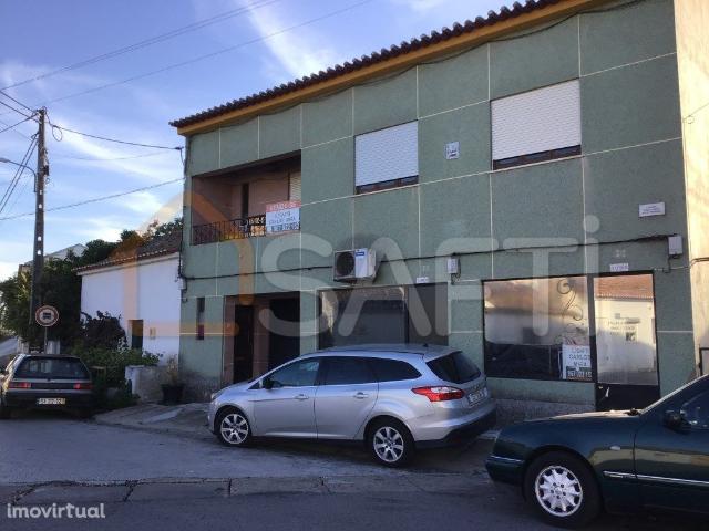 MORADIA T5 Prdio em Propriedade Horizontal com 2 lojas p/ comerci.