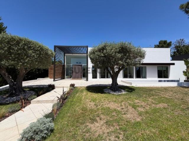Moradia T6 na Quinta do Peru com vista para lago e campo de Golfe