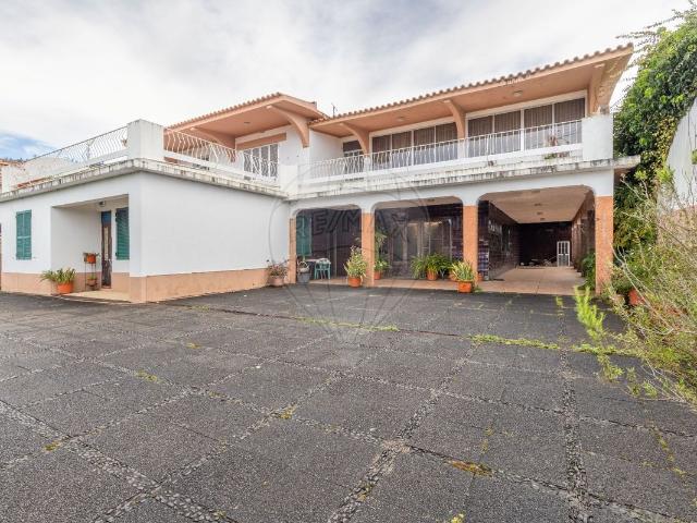 Moradia T6 à venda em Santa Cruz