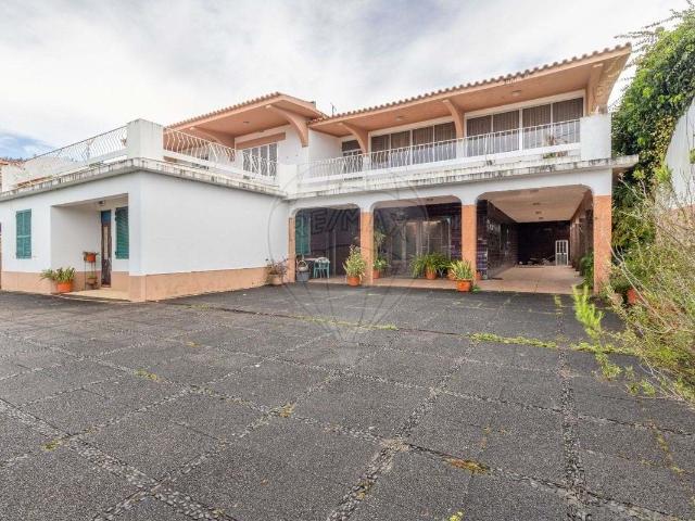Moradia T6 com 3 Suites e Terreno de 2.500m² – Oportunidade. 91m² Camacha