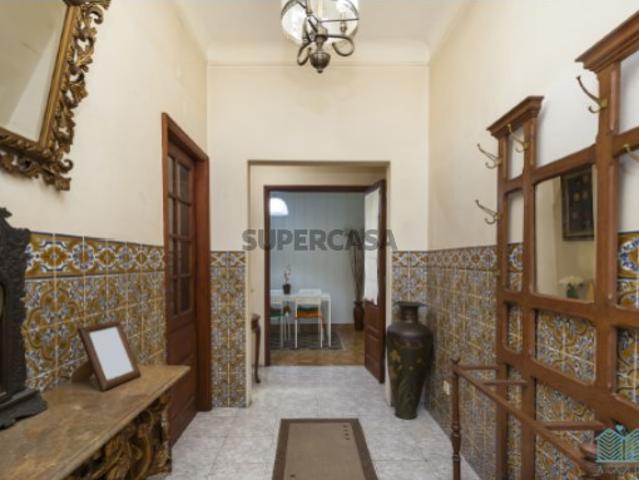 Moradia T6 com espaço exterior em Arcozelo