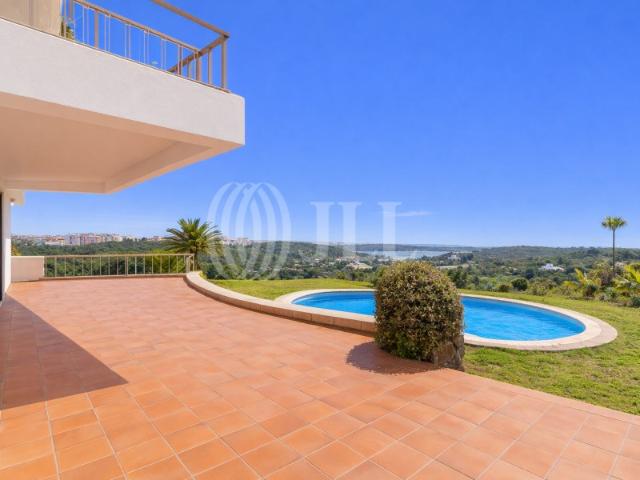 Moradia T6, com garagem e piscina, em Queijas, Carnaxide