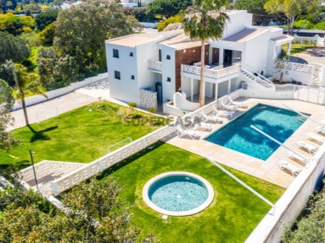 Moradia T6 com garagem e piscinas, em Porches, Algarve