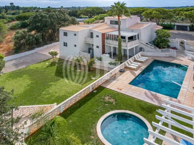 Moradia T6 com garagem e piscinas, em Porches, Algarve