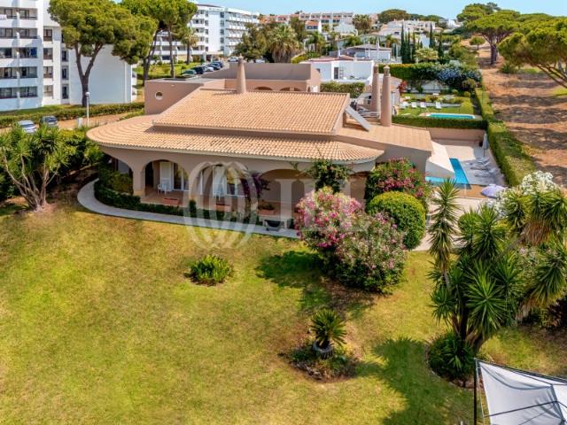 Moradia T6 com jardim e piscina, em Vilamoura, Algarve