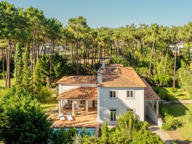 Moradia T6 com piscina na Herdade da Aroeira, Almada