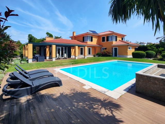 Moradia T6 com piscina no Condomínio Belas Clube de Campo