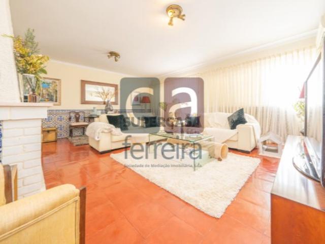 Moradia T6 com Piscina e Garagem