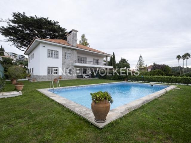 Moradia T6 com Piscina em Caxias