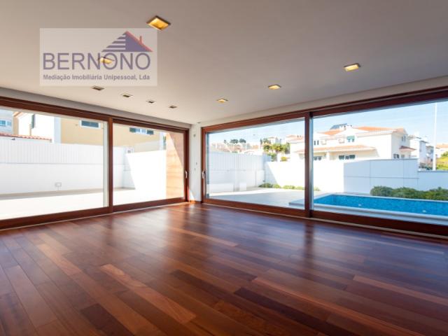 Moradia T6 de Luxo em Condomínio Privado | Piscina, Jardim Privativo e Garagem para 8 Viaturas, Carcavelos