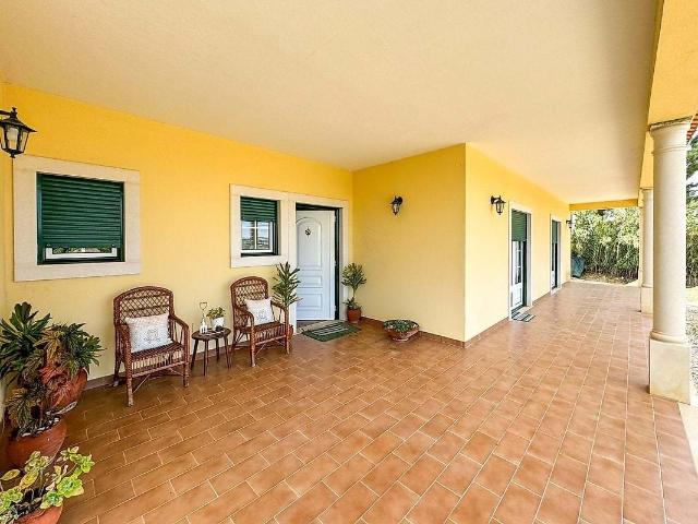 Moradia T6 de 2 pisos inserida em terreno de 2.388,17 m2, em. 388m² Miragaia e marteleira
