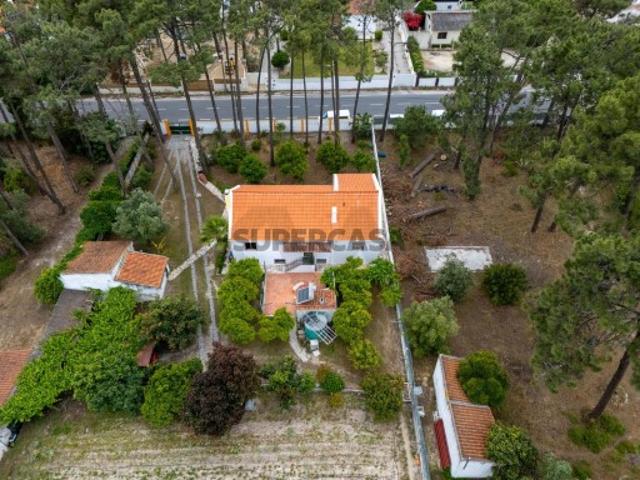 Moradia T6 dividida em 2 apartamentos T3 independentes | Terreno de 2.500m² em Aroeira