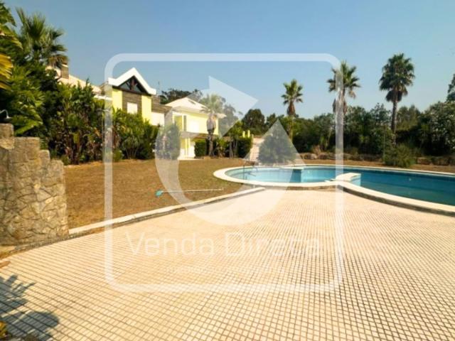 Moradia T6 Exclusiva com Piscina, 1.163 m² de Construção em Terreno de 4.857 m² Junto ao Lisbon Sports Club e Golfe Belas Clube de Campo