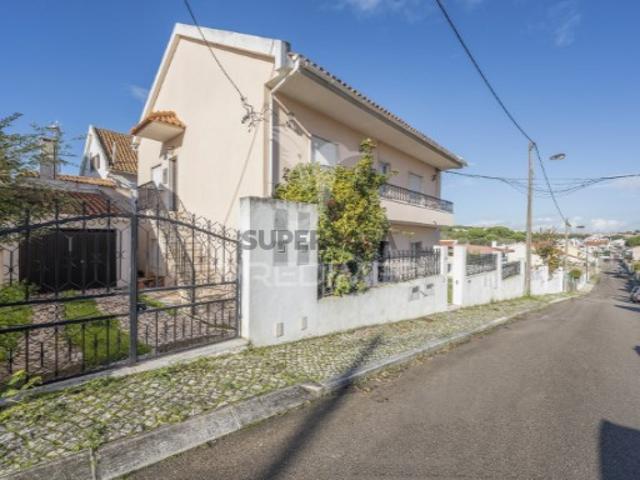 Moradia T4 em Charneca de Caparica e Sobreda