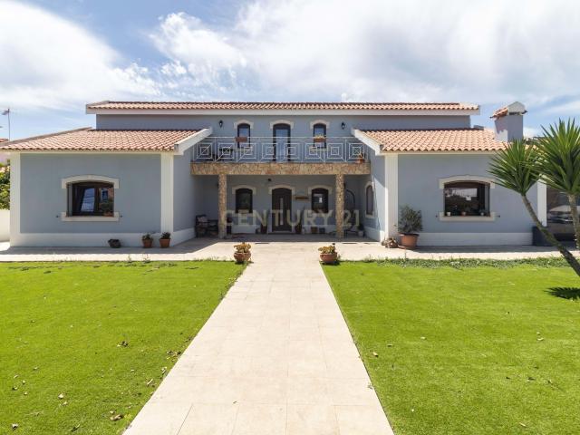 Moradia T6 em Palmela com Lote de 880m² Totalmente Remodelada junto ao St. Peter's School