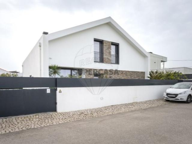 Moradia T6 em Sarilhos Grandes
