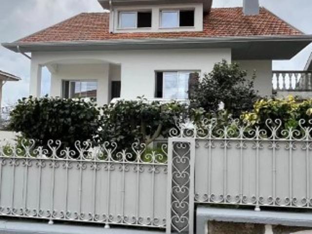Moradia T6 em Serzedo e Perosinho