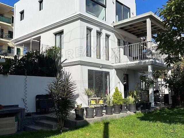 Moradia T5 Independente para venda no Funchal por 985.000eur 308m² Santo António Funchal
