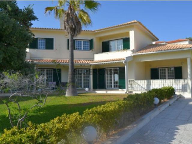 Moradia T6 inserida num lote de 1.000m² no prestigiado condomínio de Soltroia