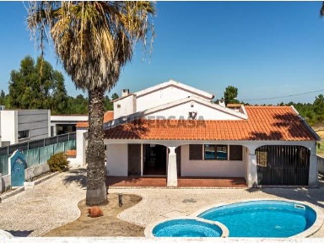 Moradia T6 isolada térrea com piscina e garagem na Carrasqueira Sesimbra